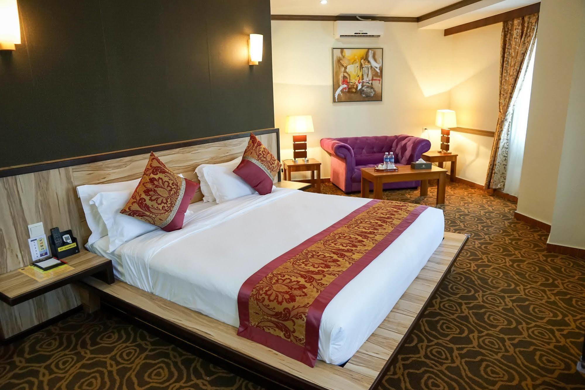 Herald Hotel Malacca Exteriör bild