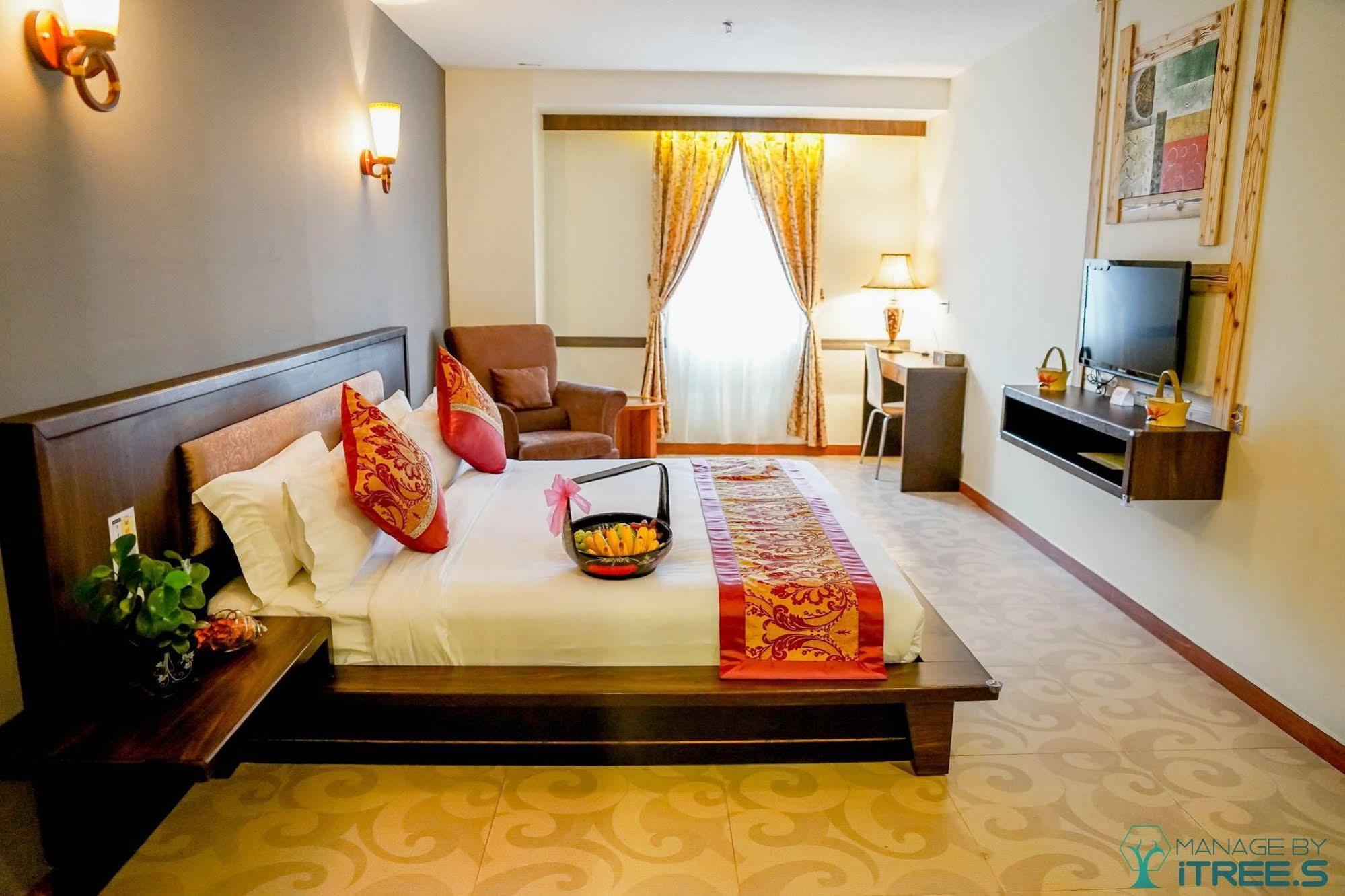 Herald Hotel Malacca Exteriör bild