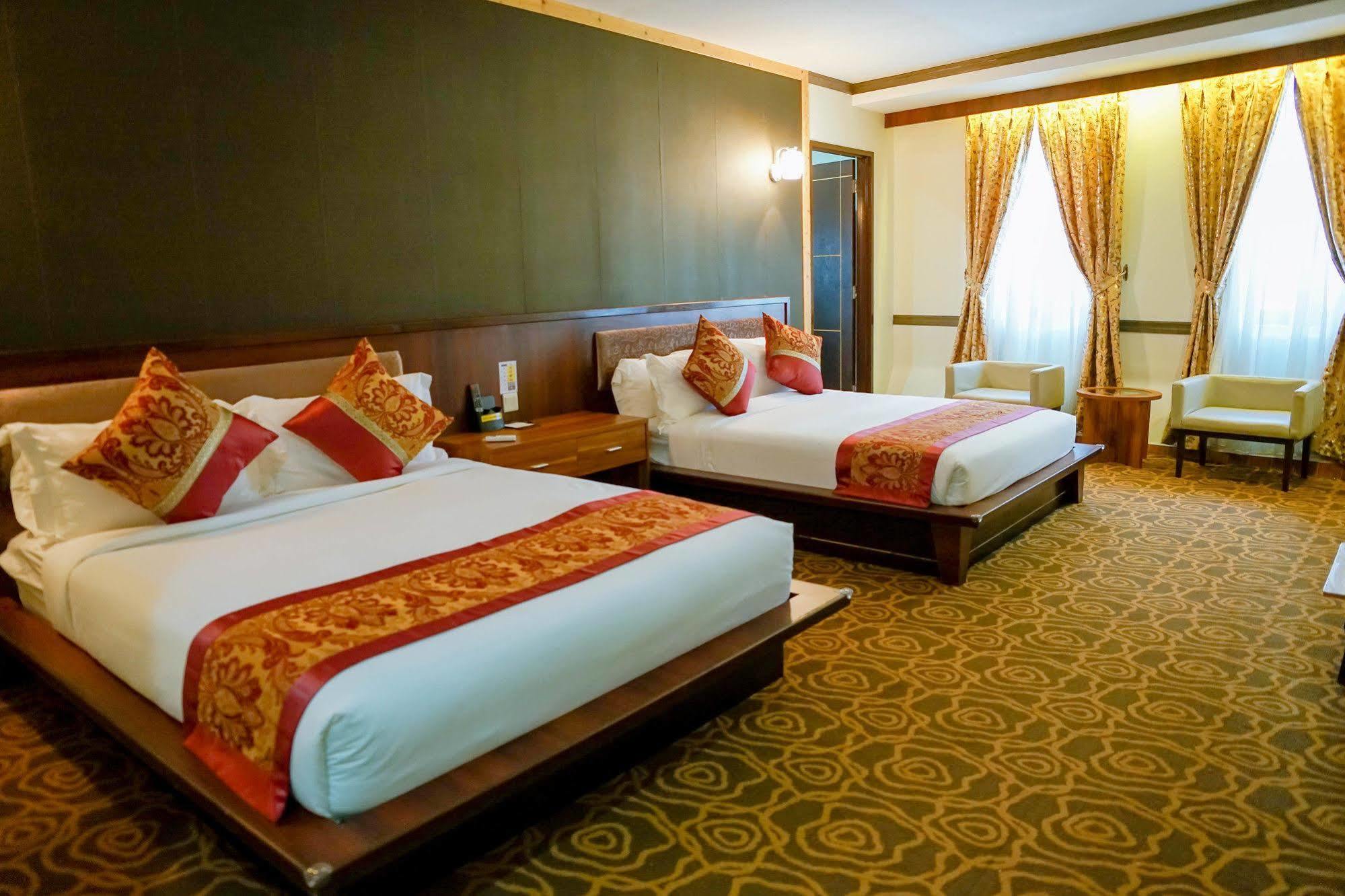 Herald Hotel Malacca Exteriör bild