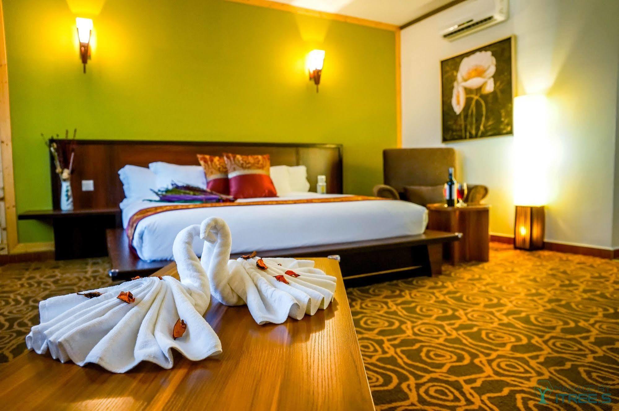 Herald Hotel Malacca Exteriör bild